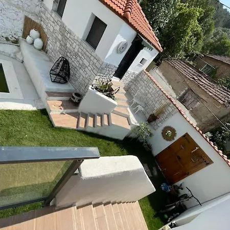 Oezel Havuzlu Kiralik Tas 别墅