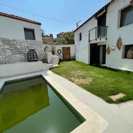Oezel Havuzlu Kiralik Tas Villa *