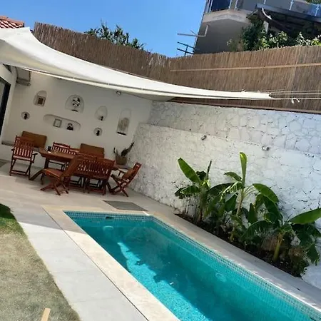 Villa Oezel Havuzlu Kiralik Tas Kusadası