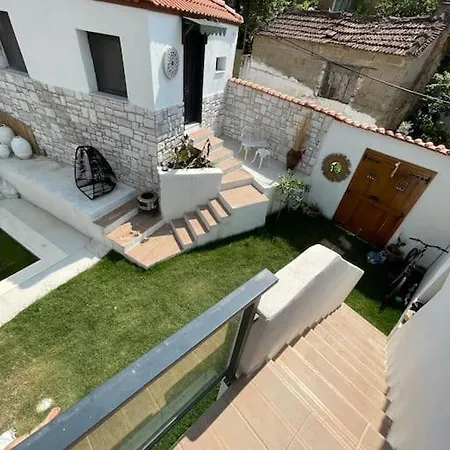 Oezel Havuzlu Kiralik Tas Villa Kusadası